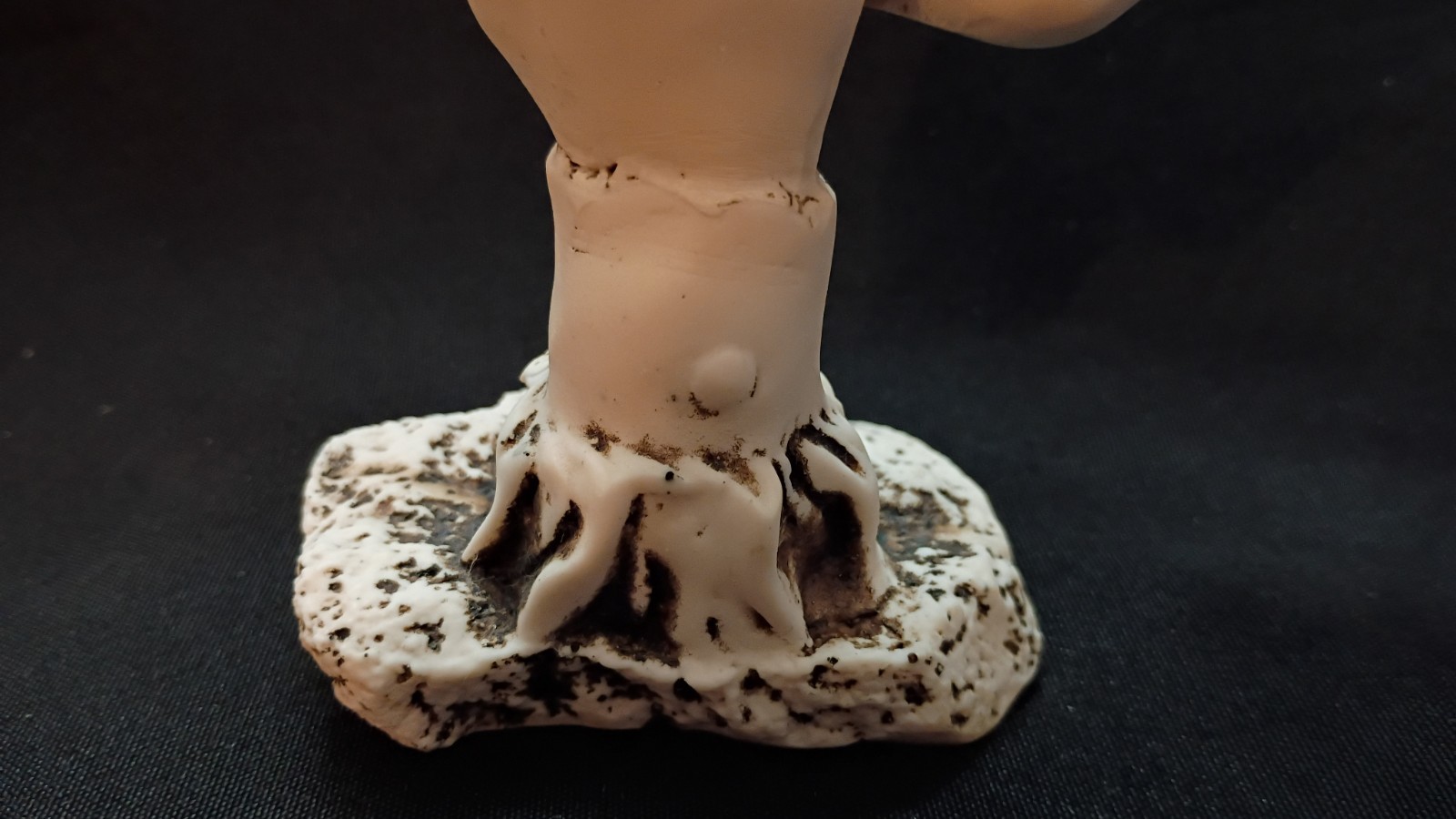 Abstract Sculpture ‘ Face and Hands ‘ Statuette – Polyresin – 5.25″ H x 5″ W