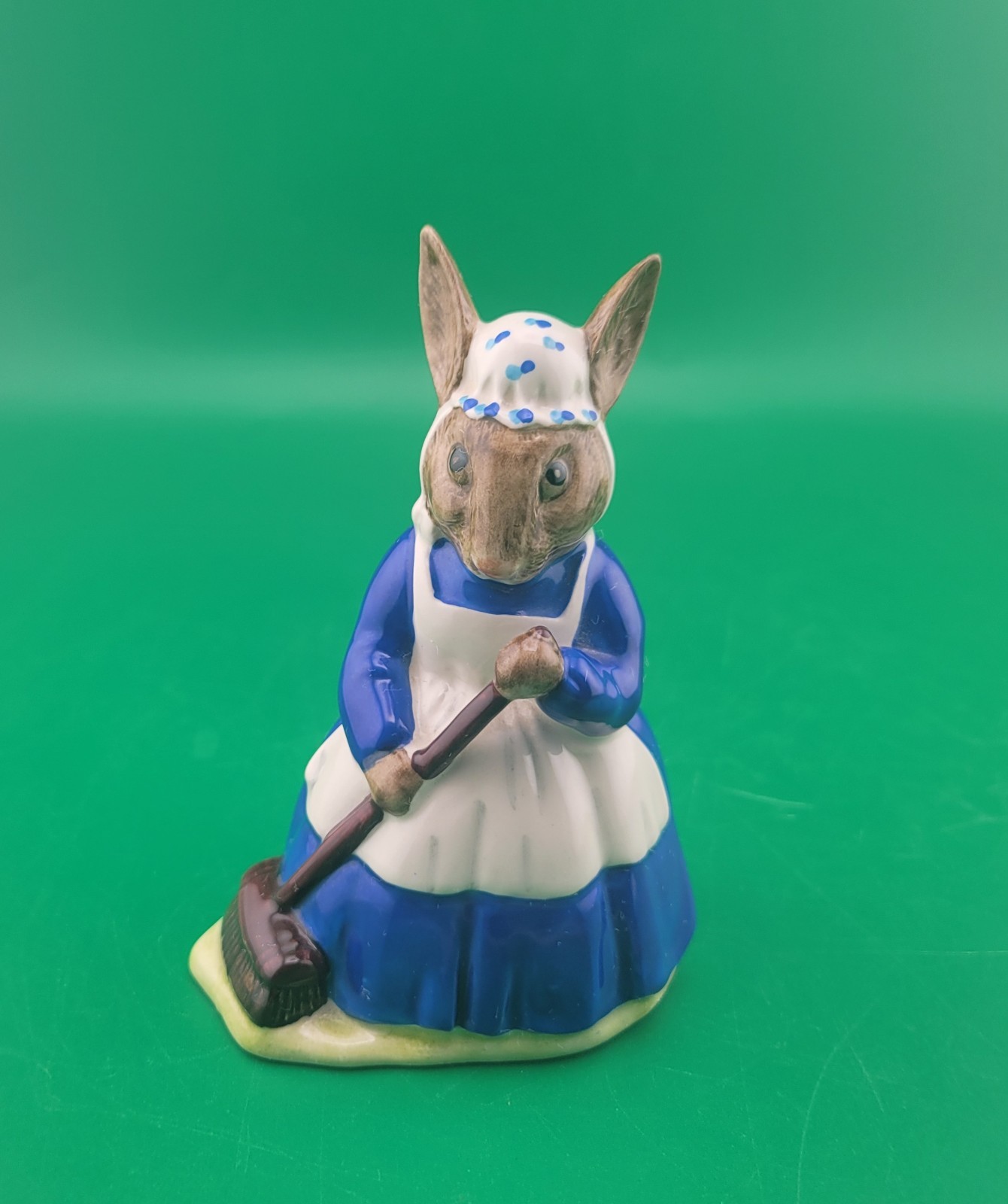 Vtg 1972 Royal Doulton Mrs. Bunnykins Clean Sweep Figurine DB6 England Unboxed