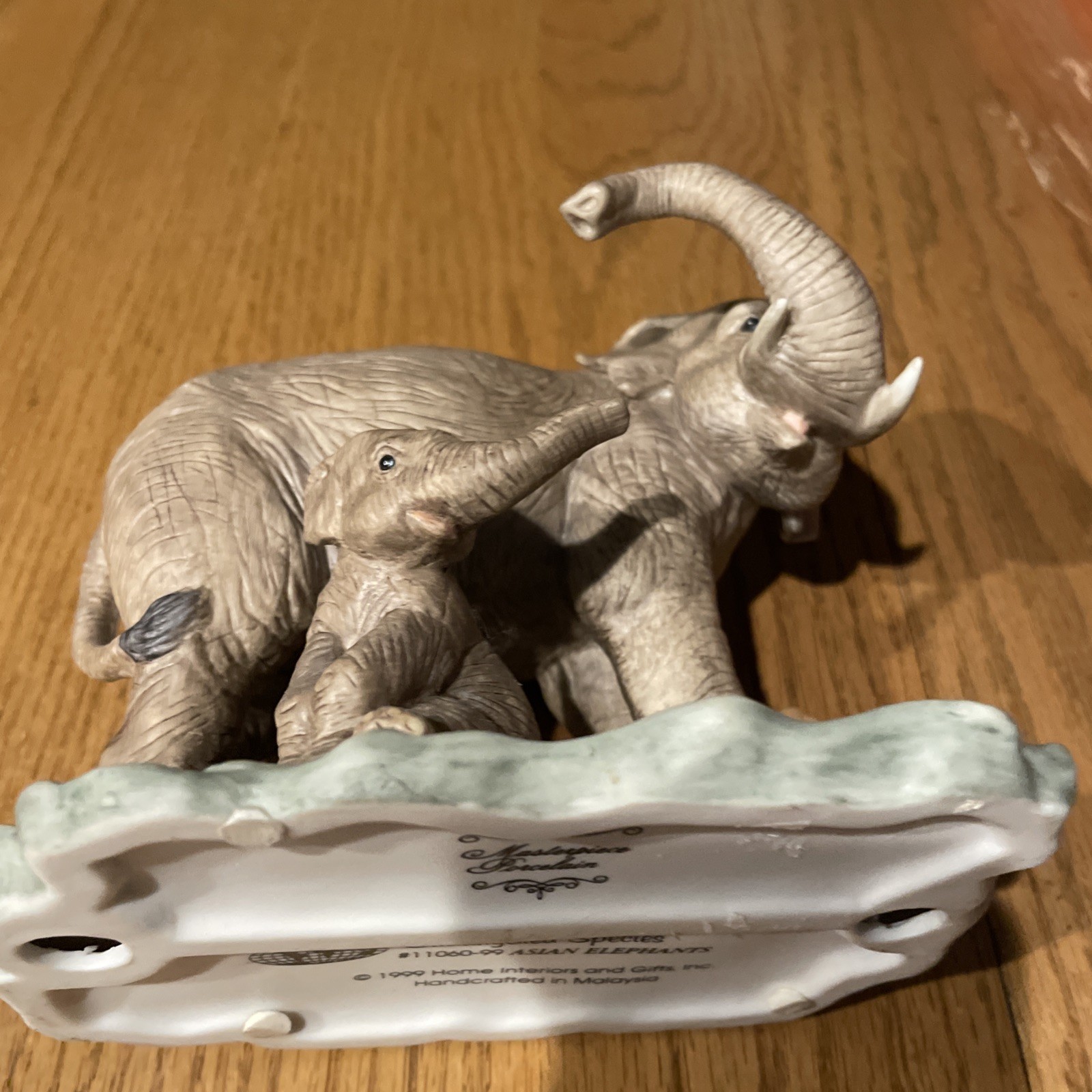 HI002 – HOME INTERIORS – 1999 ASIAN ELEPHANTS – Endangered Species #11060-99
