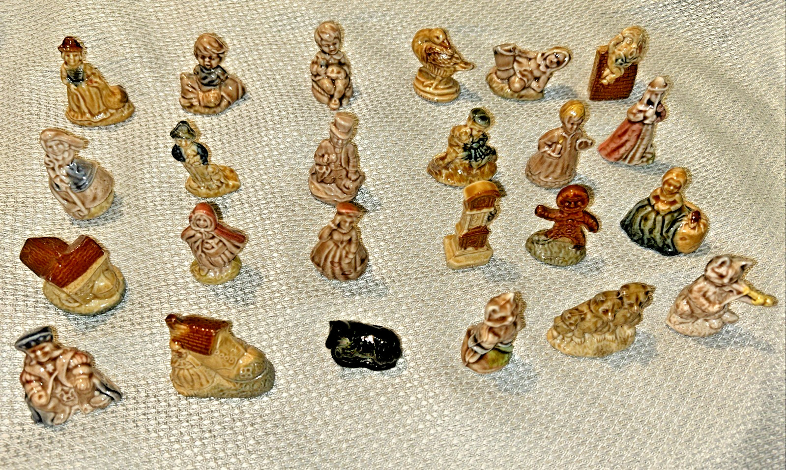 Wade Red Rose Tea Nursery Rhyme Series Complete Set of 24 Figurines