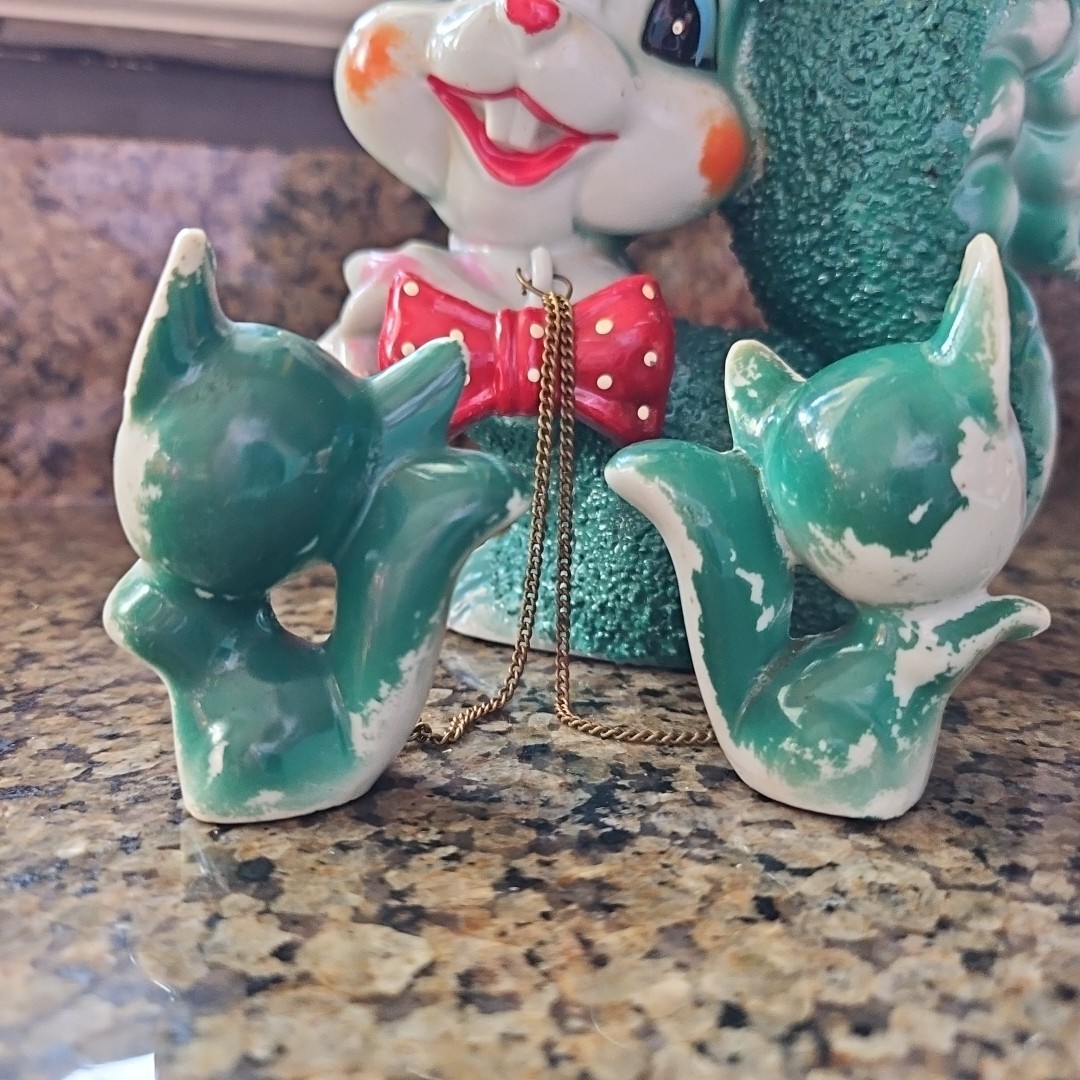 Vtg LARGE Arnart Green SQUIRREL Mama & Babies Chained Sugar Texture Glaze 5 3/4″