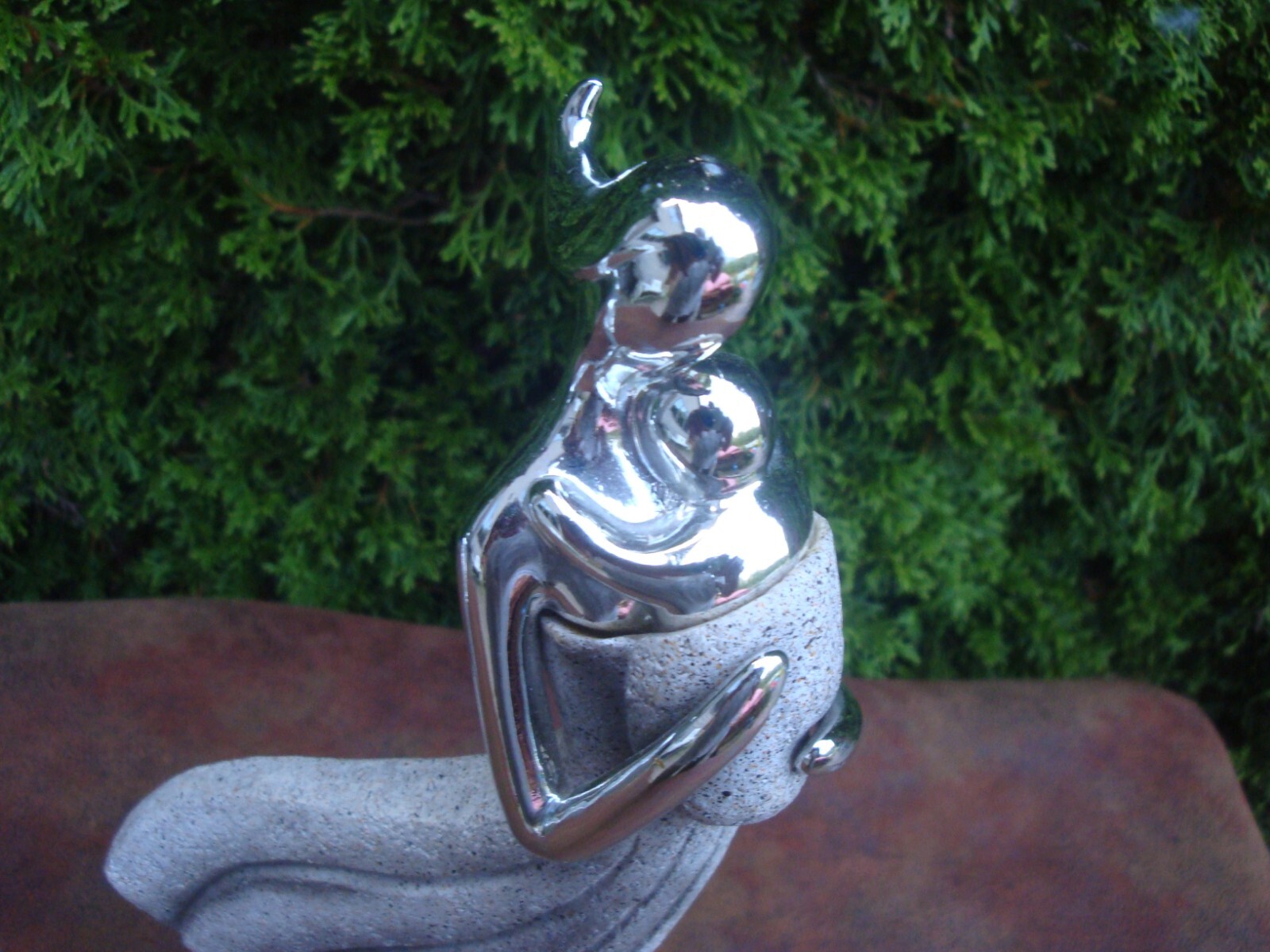 Ceramic 16-3/4″ Mother Holding Baby and Daughter Faceless Figurines