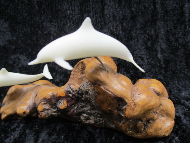 1986 JOHN PERRY Signed 2 Dolphins Sculpture Burl Wood Base 4.5 x 1″ Vtg