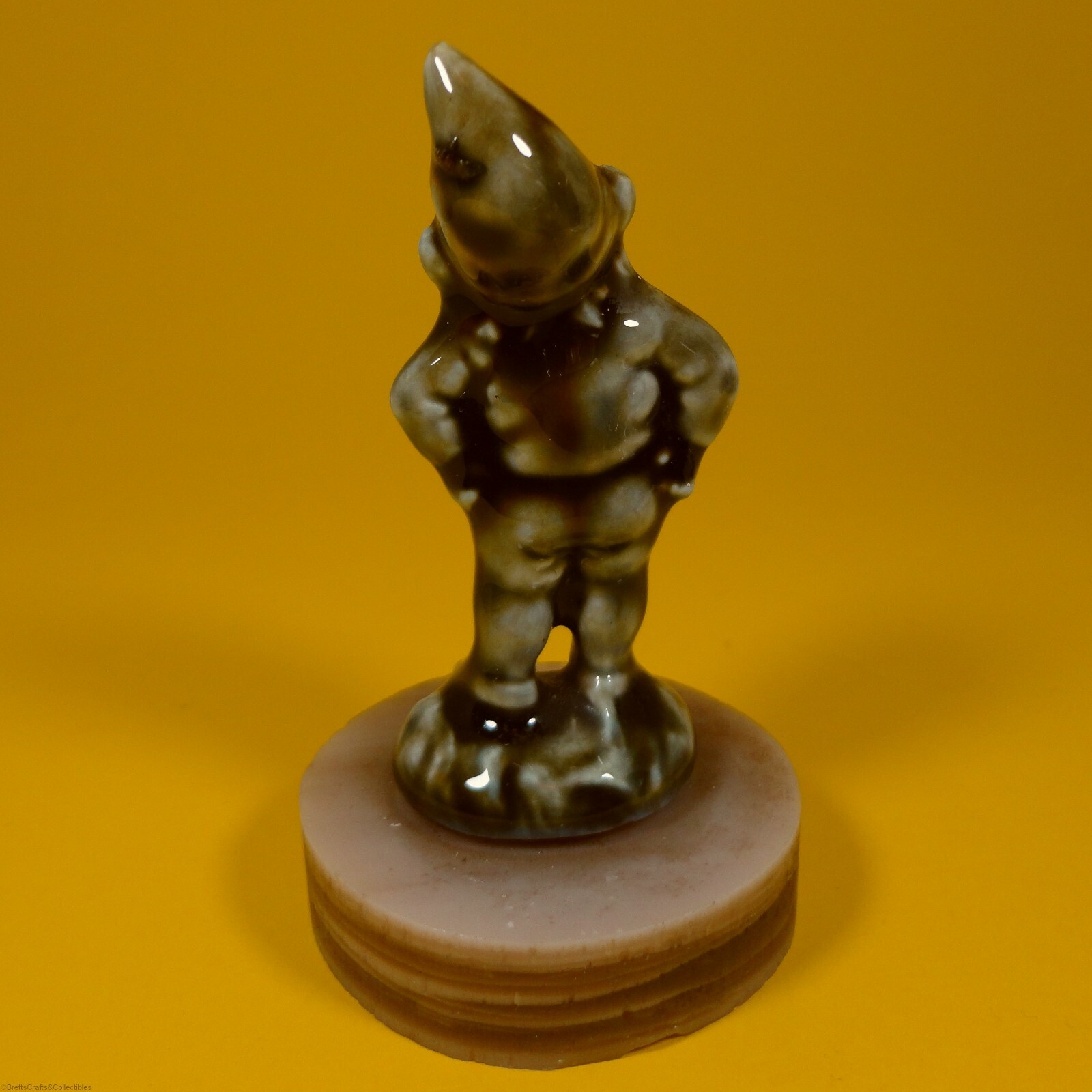 Wade Whimsies (1970/86) Large Lucky Leprechaun on faux (plastic) stone base