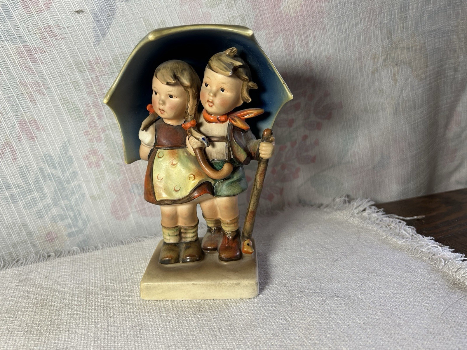 Goebel Hummel “STORMY WEATHER” #71 FULL BEE 6.5″ TMK2 1950-1959