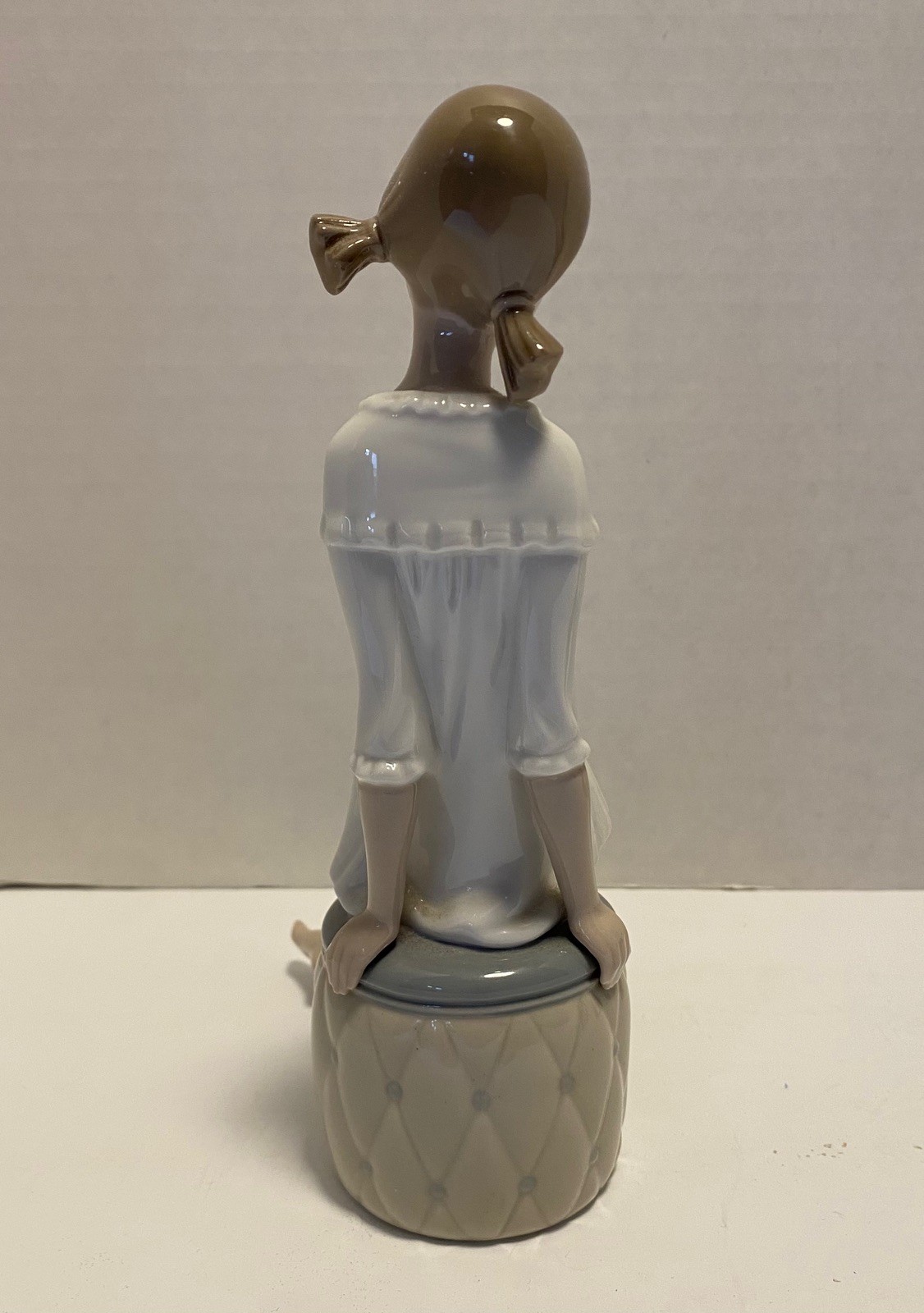 Lladro Porcelain Girl with Mother’s Shoe Figurine 1084 Heels Sitting on Ottoman