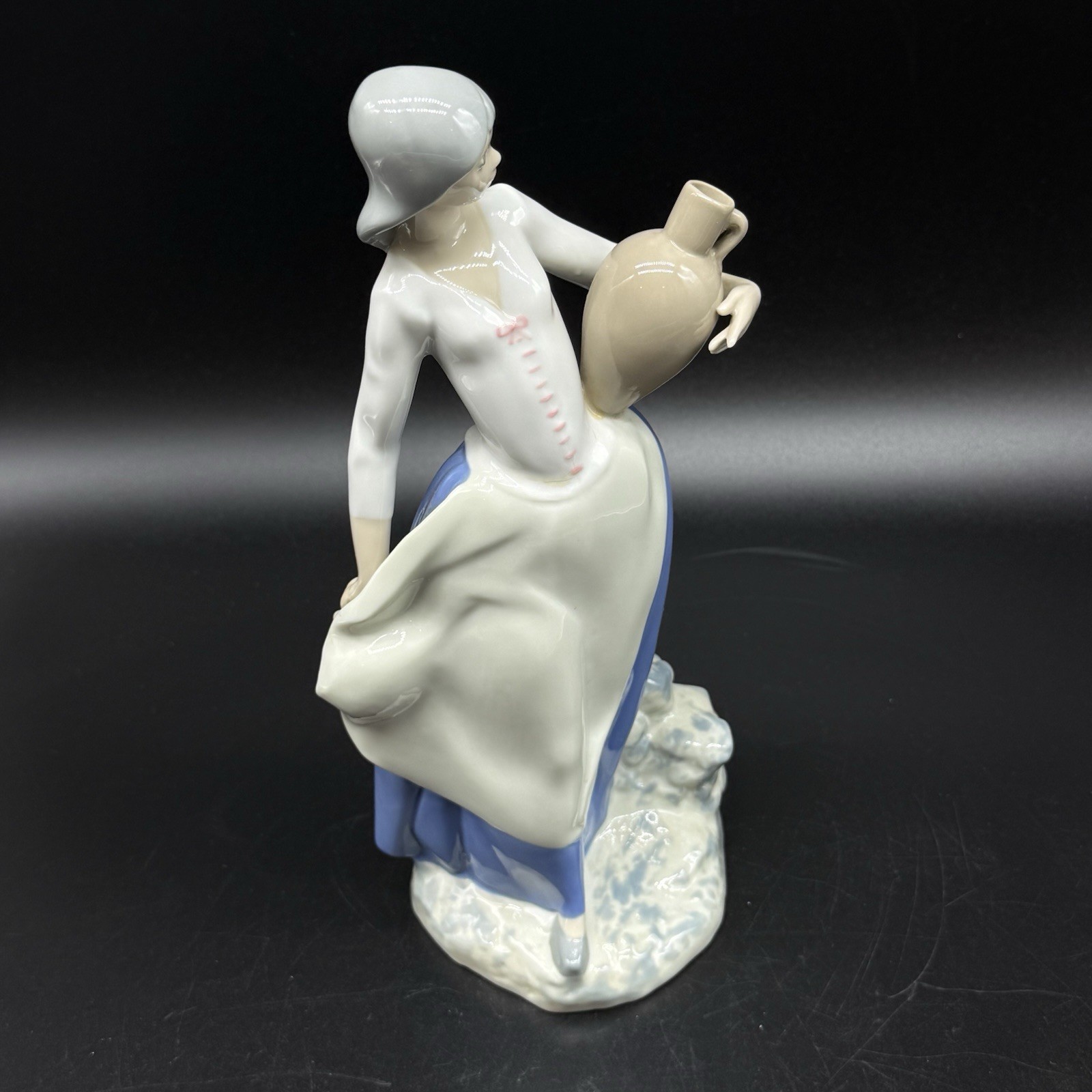 Lladro Rex Girl From the Fountain Handcrafted in Spain 10.5” Tall Nice