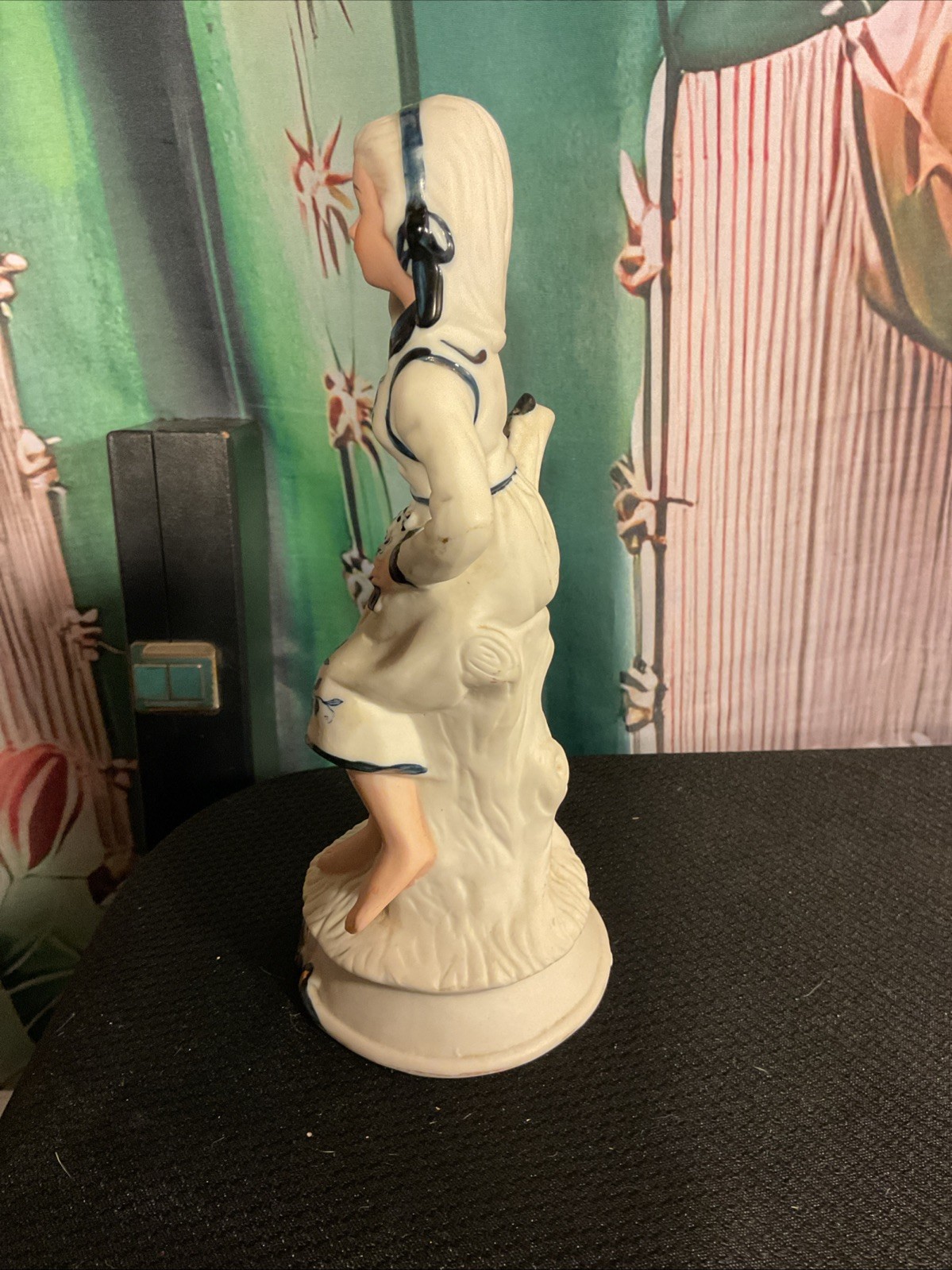 Set unique Vintage 8.5 In. Porcelain Girl Holding Flowers & Boy No Damage