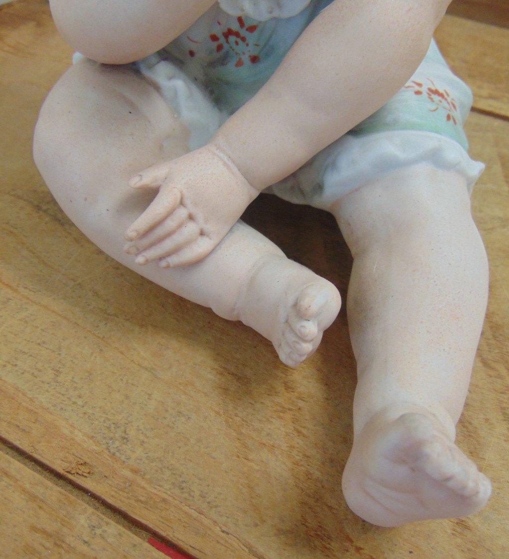 Vtg Ceramic Sitting Piano Baby Figurine w/ Blonde Hair, Blue Eyes Height: 8″