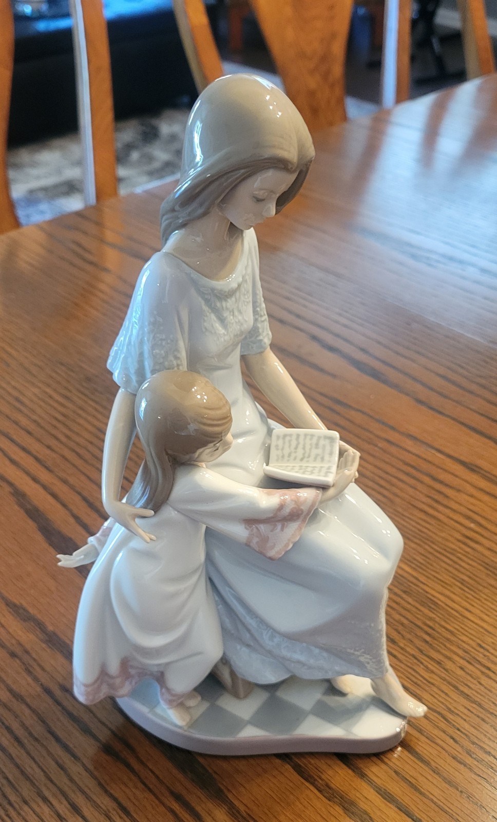 Lladro Figurine BEDTIME STORY MOTHER AND CHILD #5457 Retired Mint condition.