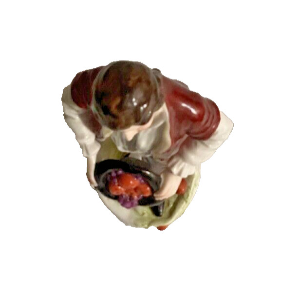 Sitzendorf Figurine 11046 Apple Seller 7″ Man Holding Basket Grapes Porcelain