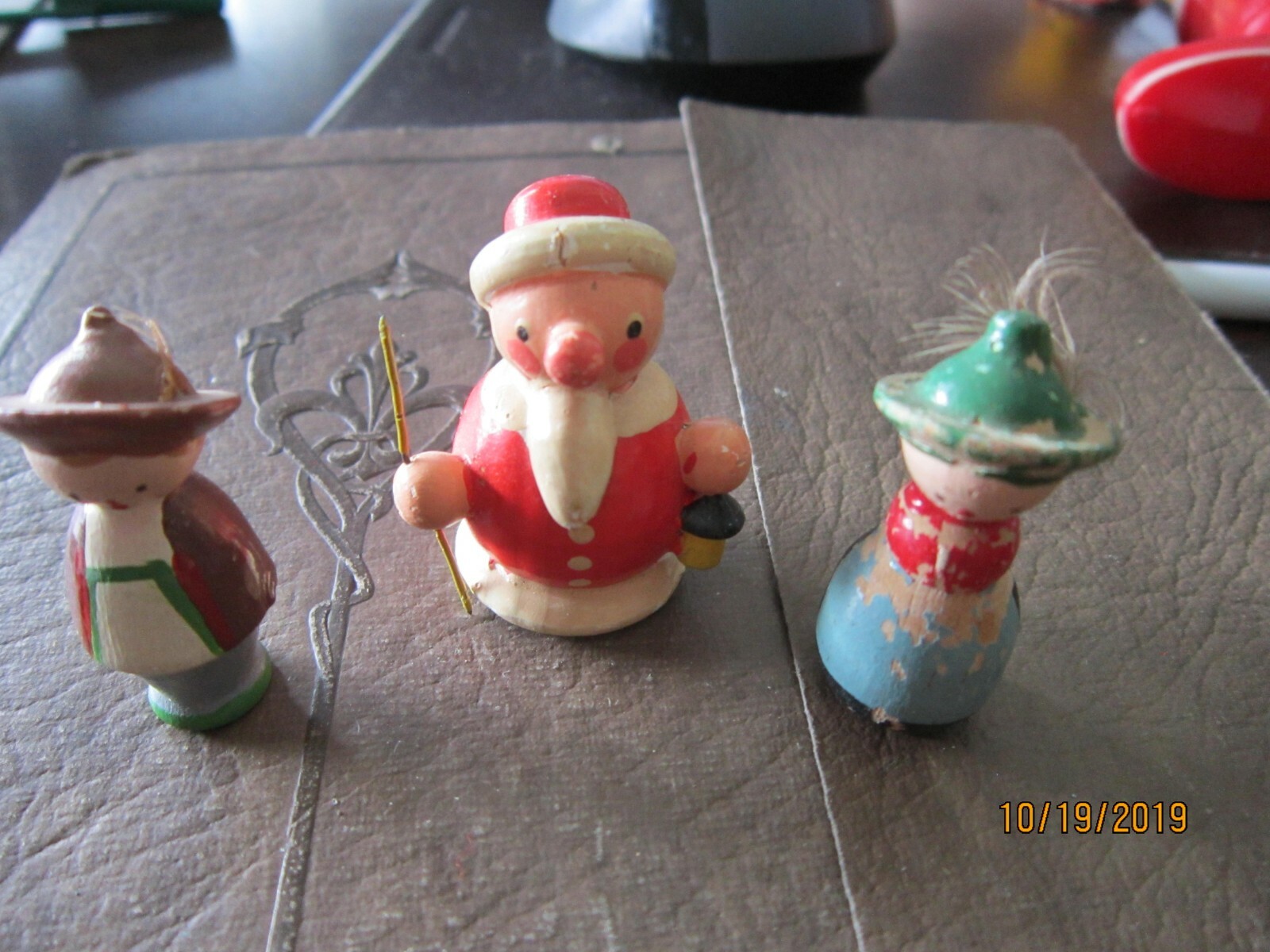 Vintage Antique wood Mini Santa & 2 People ITALY FIGURINES 1 1/2″ APPROX