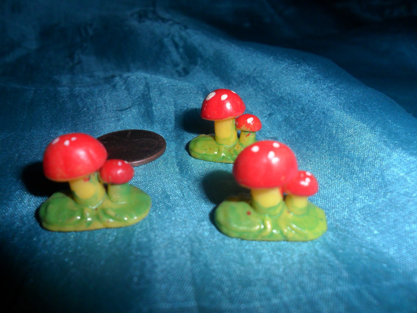 3 Vintage Plastic Miniature mushrooms on base – Vintage