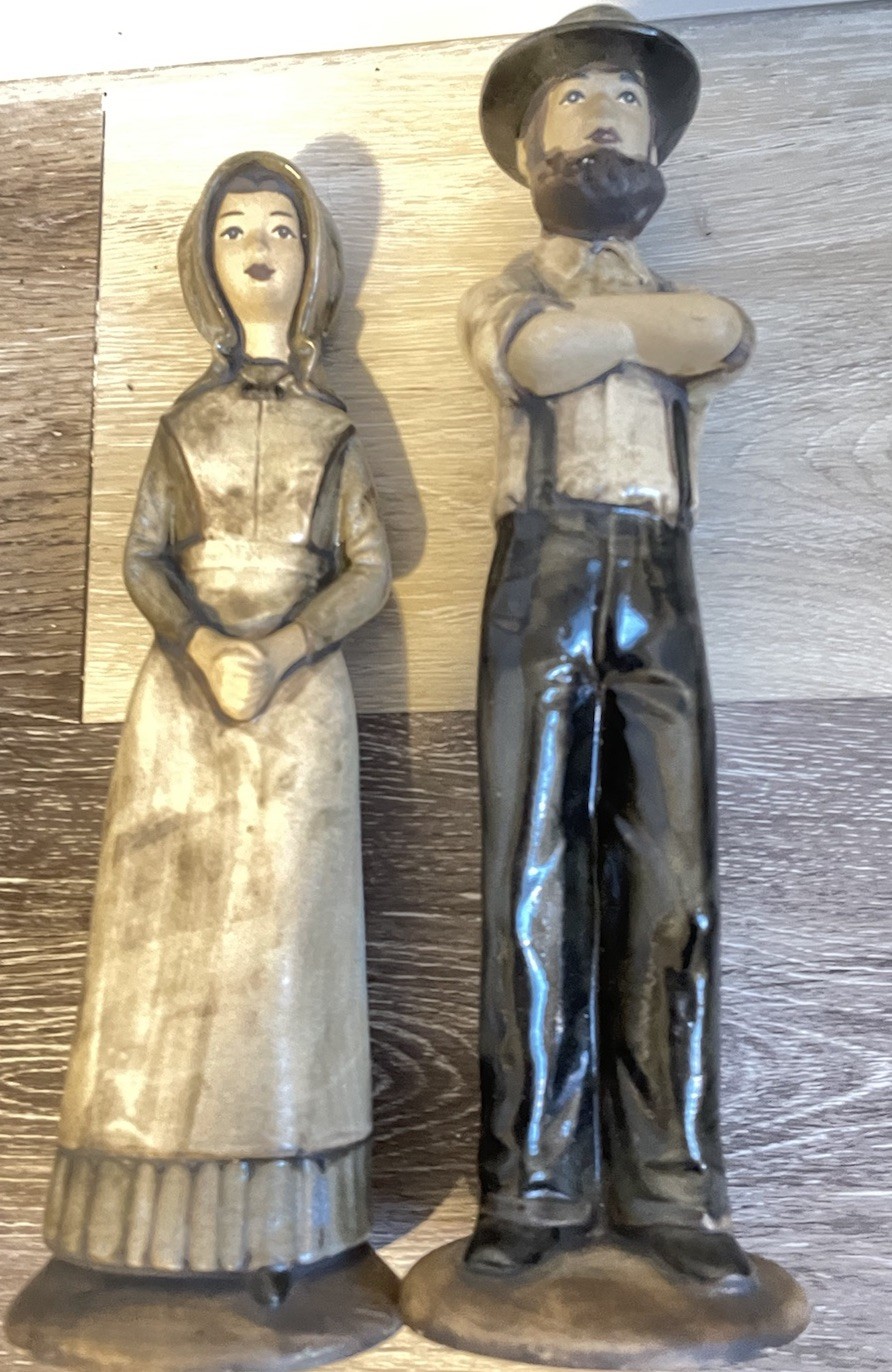 Pilgrim Amish Couple Statues Thanksgiving Fall