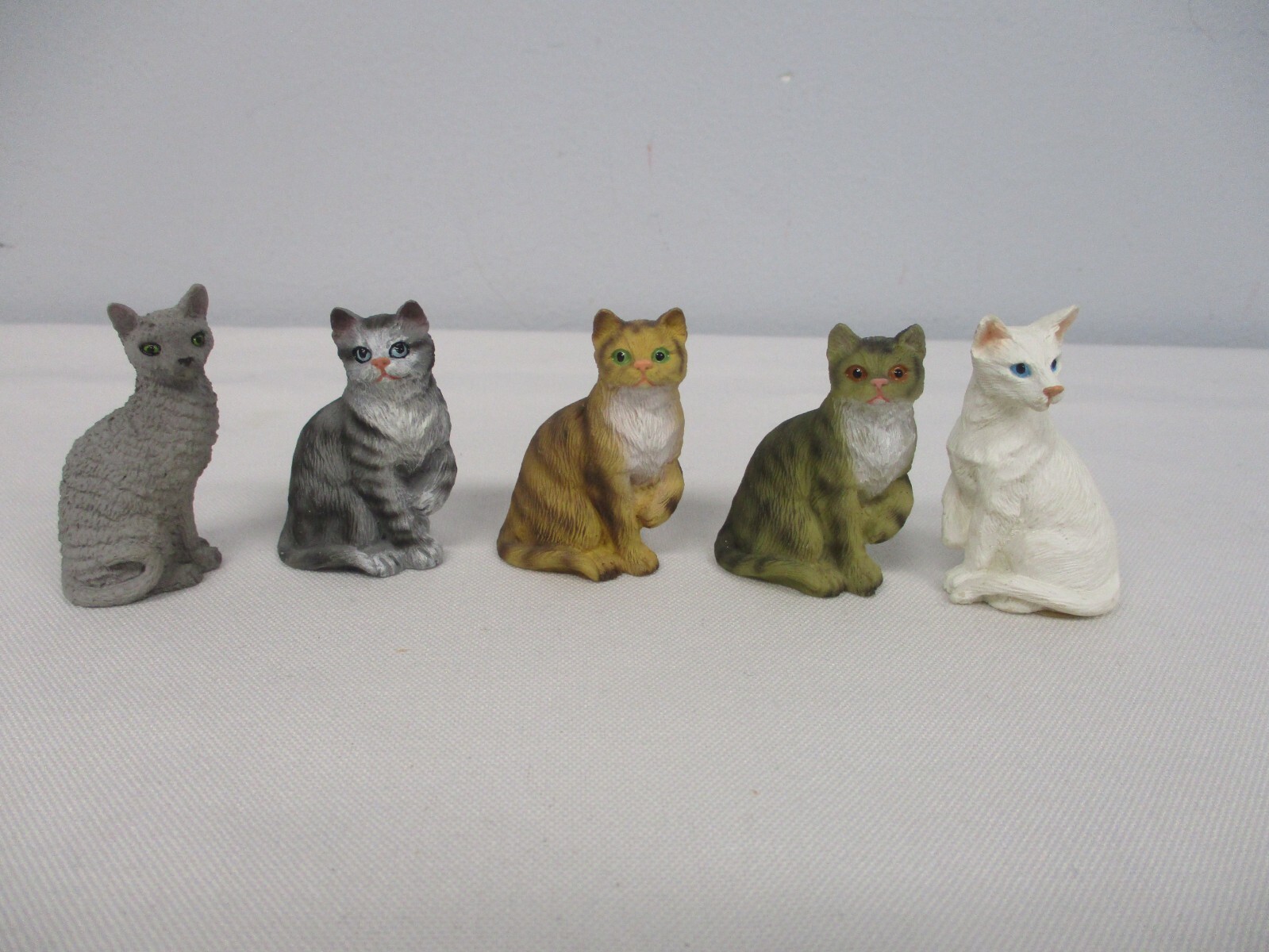 5 1991 & 1996 MINIATURE RESIN SITTING CAT FIGURINES ~ 1 3/4″