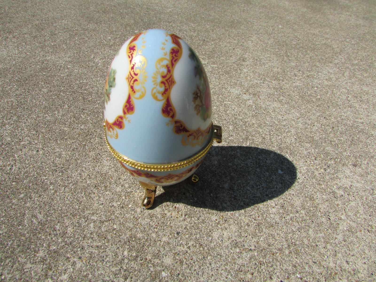 Porcelain Hinged Gold Tone Gilded Egg w/Courting Couple Trinket Ring Keeper