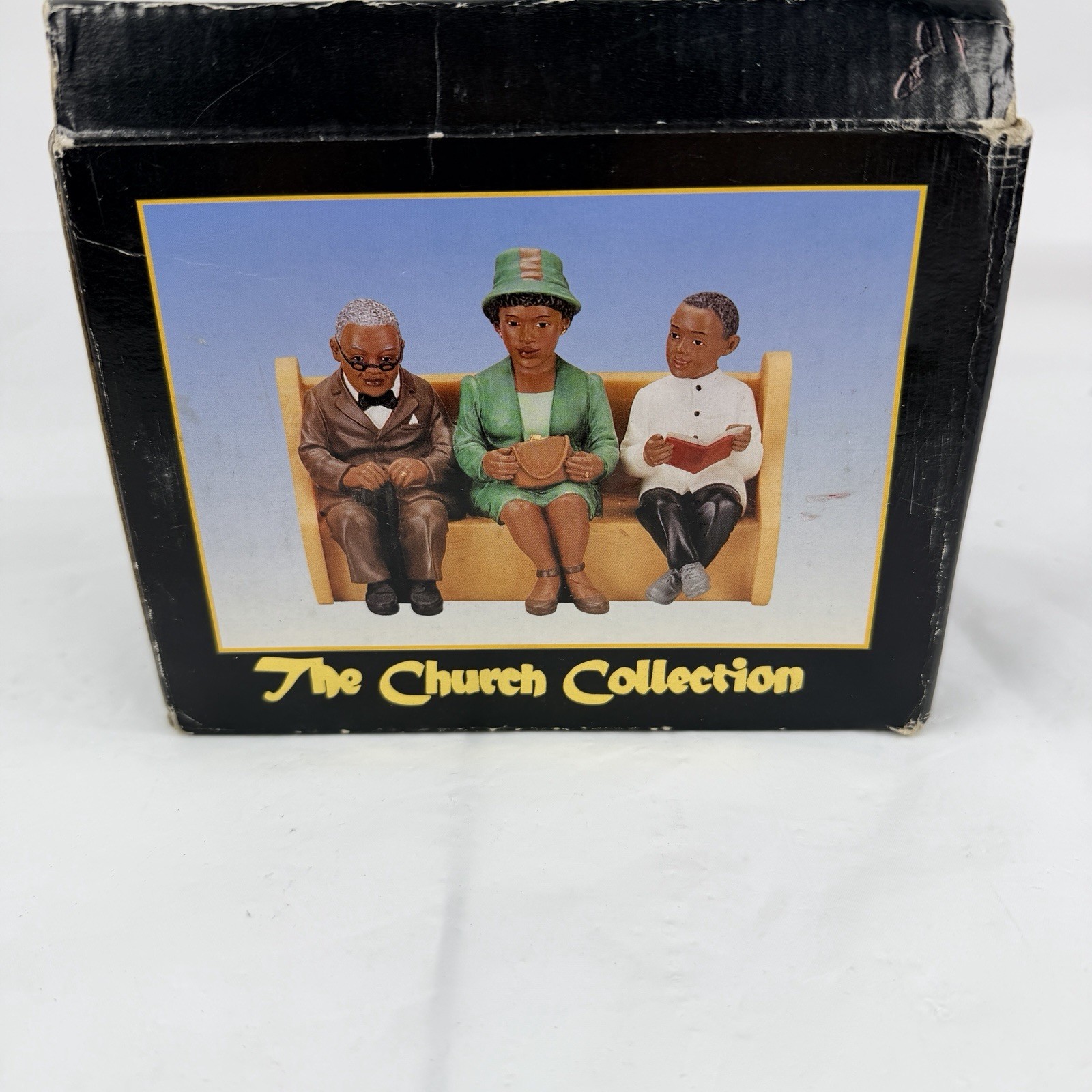 VTG United Treasures Church Collection Figurine Family In Church 3 People