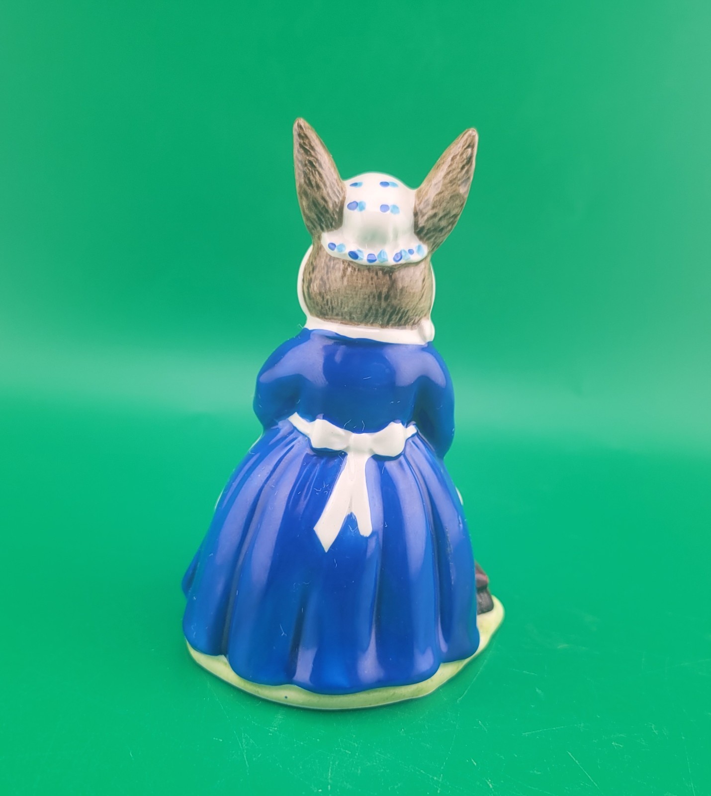 Vtg 1972 Royal Doulton Mrs. Bunnykins Clean Sweep Figurine DB6 England Unboxed