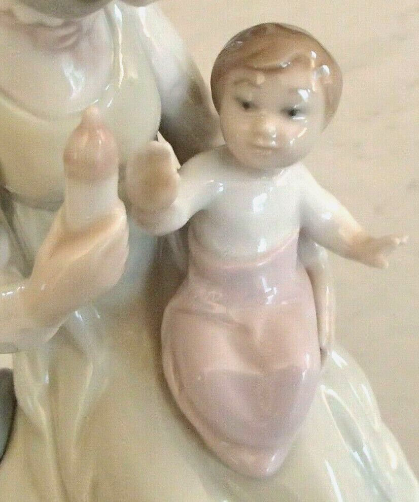 Lladro 5140 “Feeding Her Baby” Mother feeding her son or daughter – MWOB, RV$260