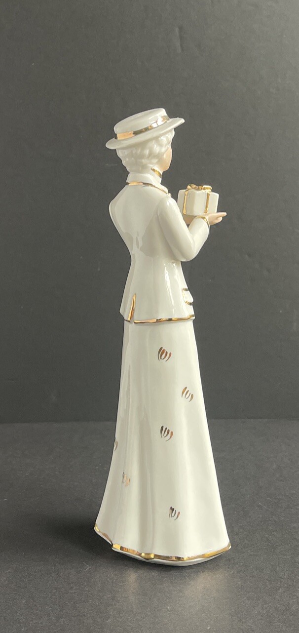 Vtg Piero Elegant Lady w/ Present – Gold Trimmed Porcelain Figurine *SEE PHOTOS*