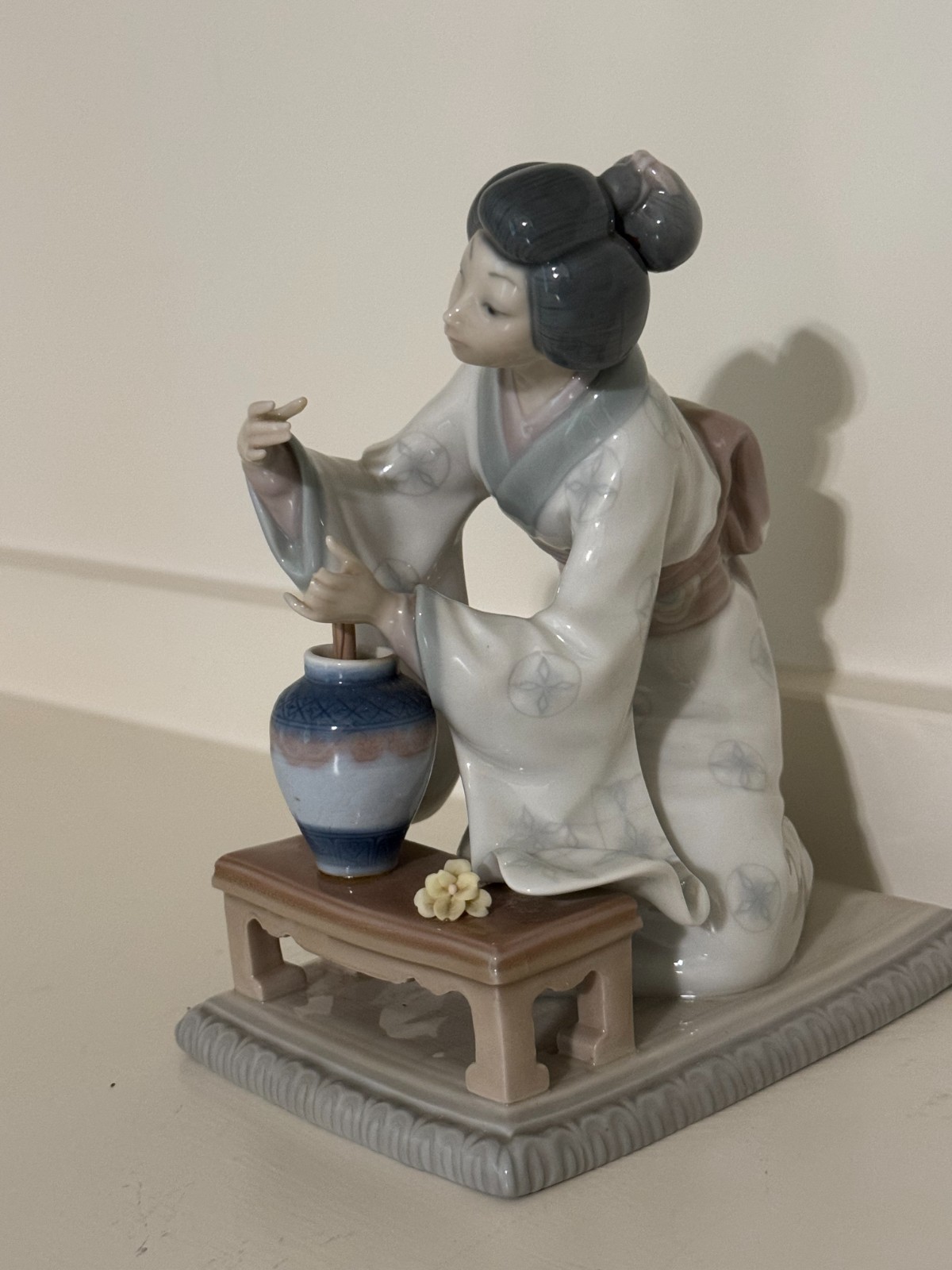 Lladro #4840 Japanese Decorating Figurine Geisha Flower Arranger