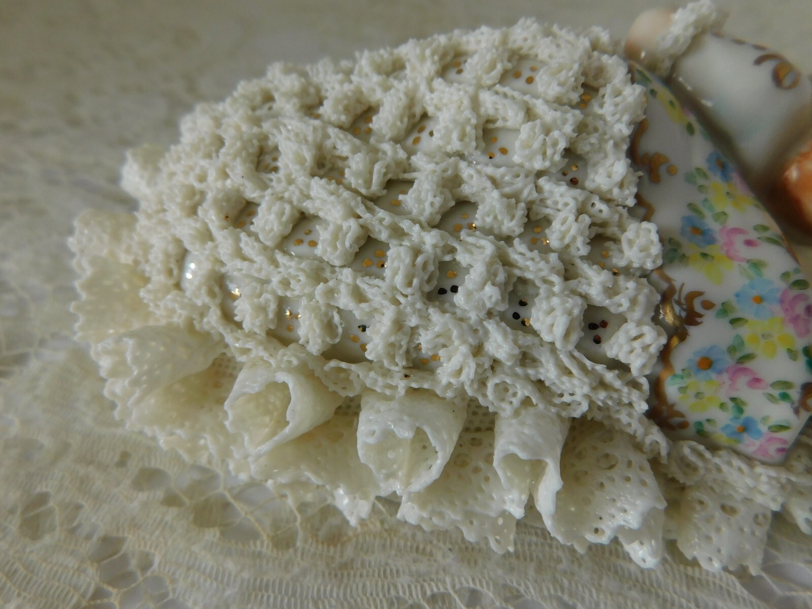 MULLER VOLKSTEDT IRISH DRESDEN FIGURE PORCELAIN LACE BABY CUDDLING BUNNY – MINT