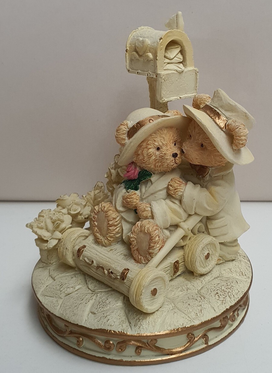 Resin Bears Ornament Courting Couple Cream and Gilt Colourway 12cm tall 9cm wide