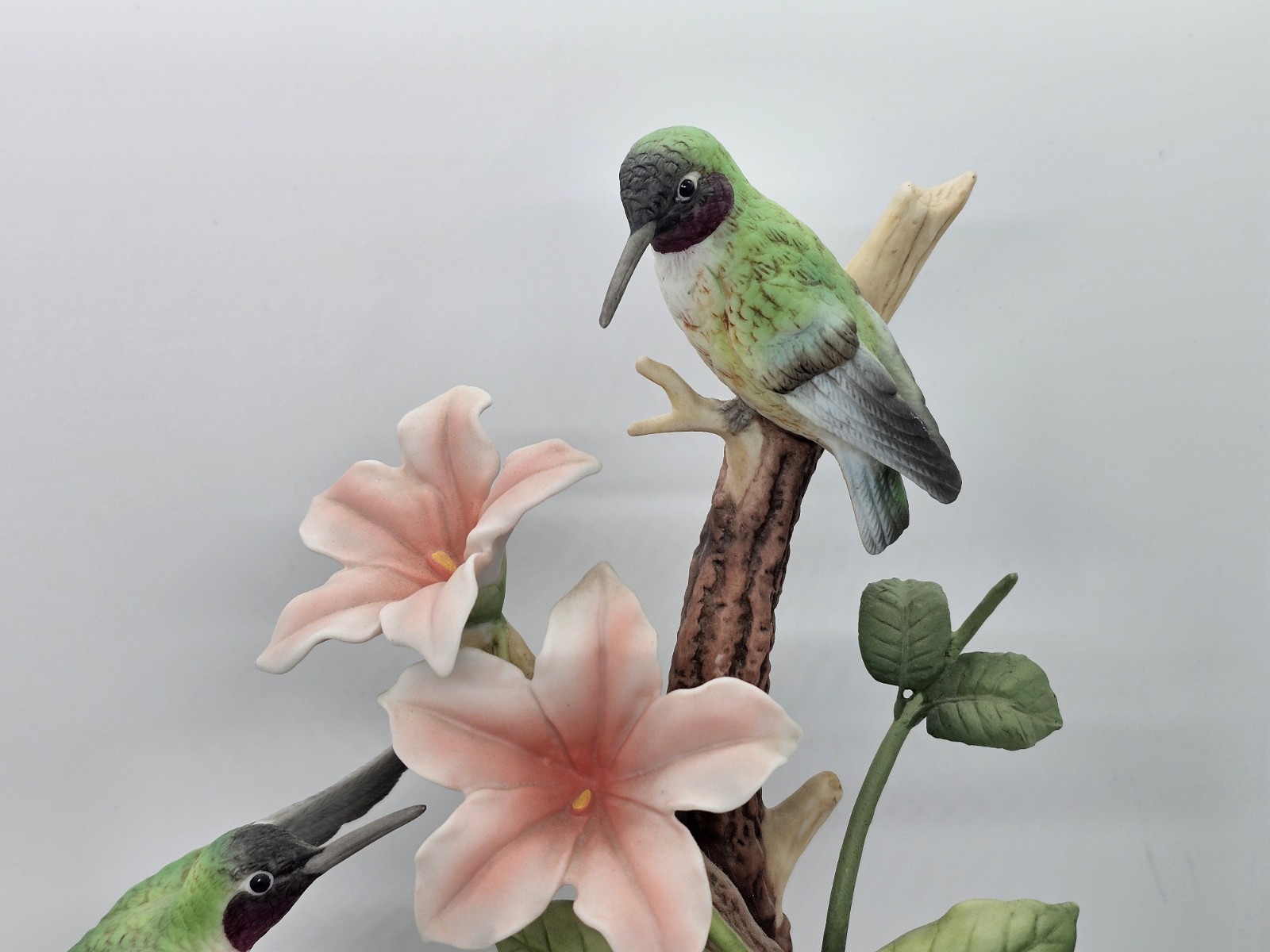 Lovely 1994 HOMCO Porcelain Figurine HUMMINGBIRD FANTASY Dipladenia Flowers Bird