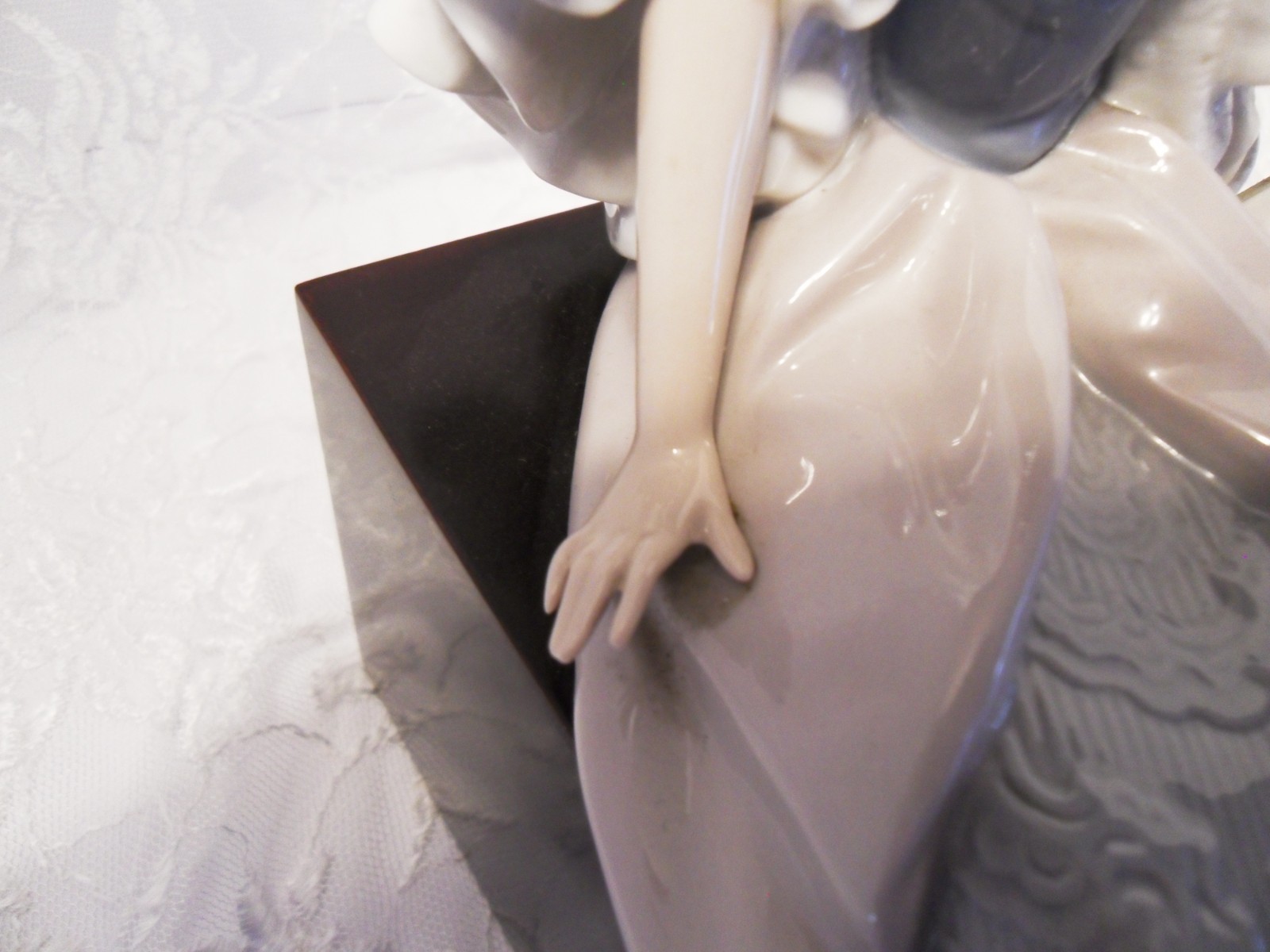 LLADRO # 1381 “PRINCESS SITTING” PORCELAIN FIGURINE