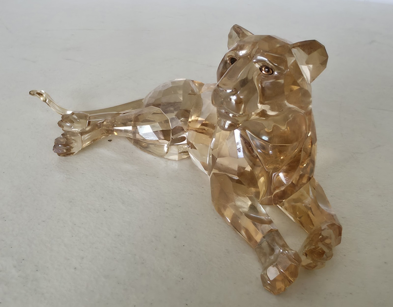 READ Swarovski 2016 SCS Annual Ed. Akili Father Male Lion + Female Mother Lion