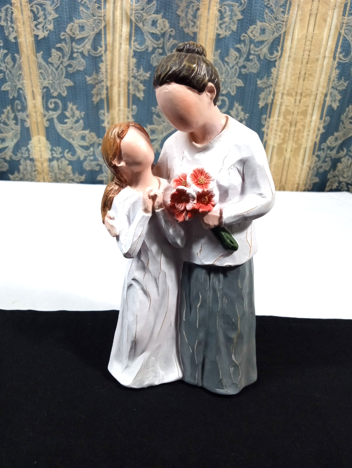 ButiLiveen Grandma & Grand Daughter Figurine