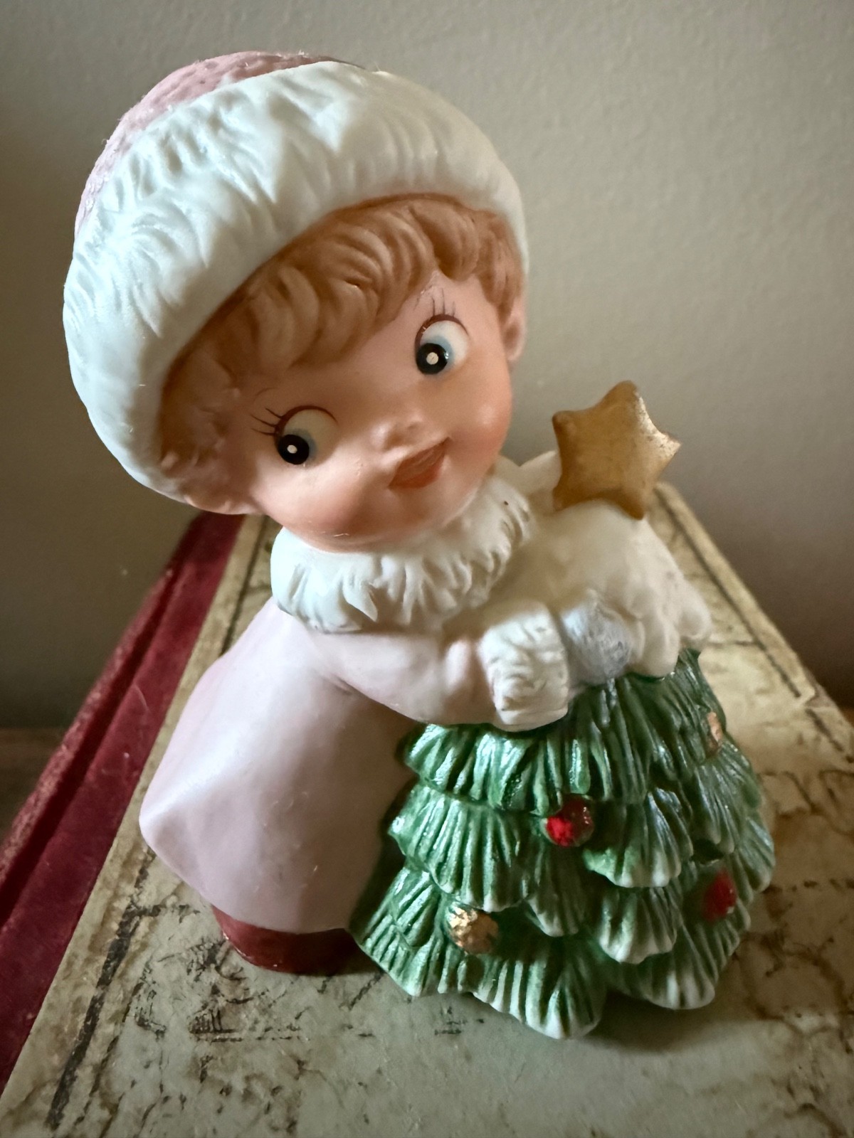 Vintage 1980s Homco 5556 Christmas girl in pink w/Christmas Tree