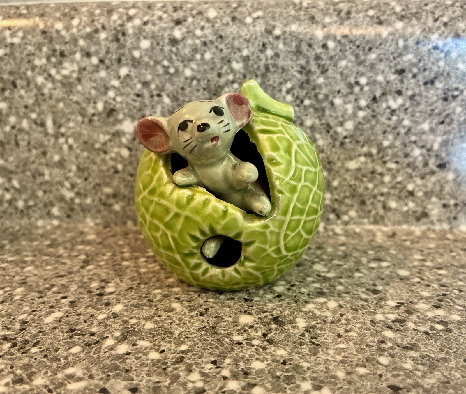 Vintage 1950’s Giftcraft Japan Porcelain Mouse In A Green Apple 2.5 Figurine