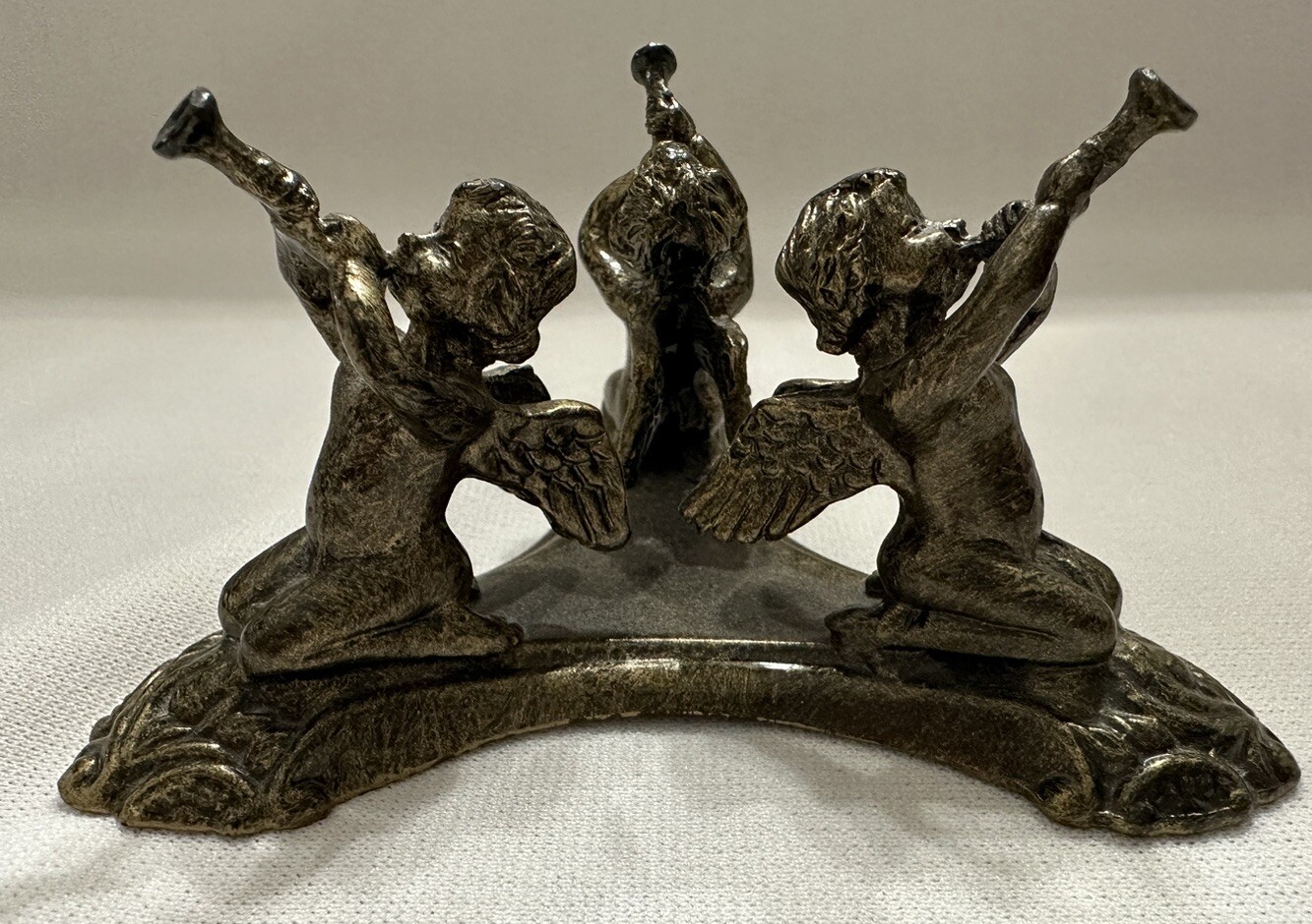 Vintage Cast Metal Figurine 3 Angels Cherubs Playing And Blowing Horns