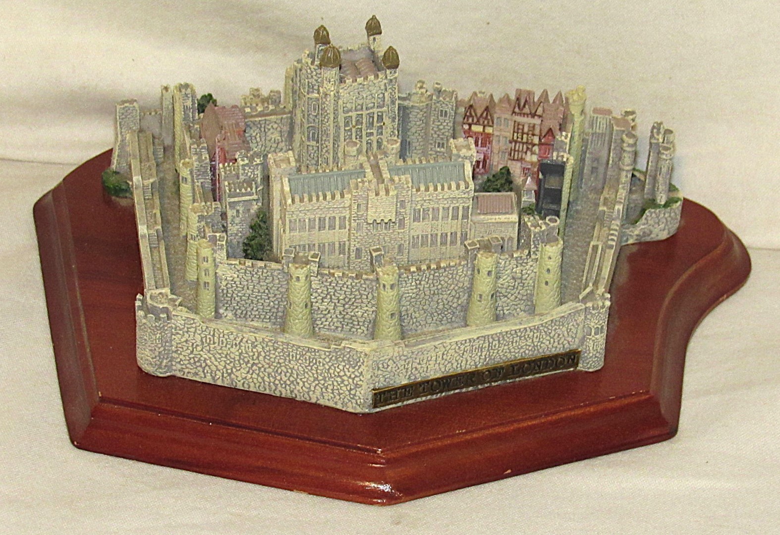 Castles of The World – The Tower Of London Miniature ‘Forest Creek Gems’