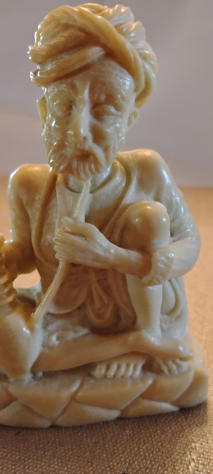 CHARMING ANTIQUE SERPENTINE JADE OLD MAN SMOKING HOOKAH SITTING ON FLOOR 3.75″