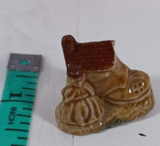 lot of three minature shoes little old lady who lives in a shoe, glass from japa