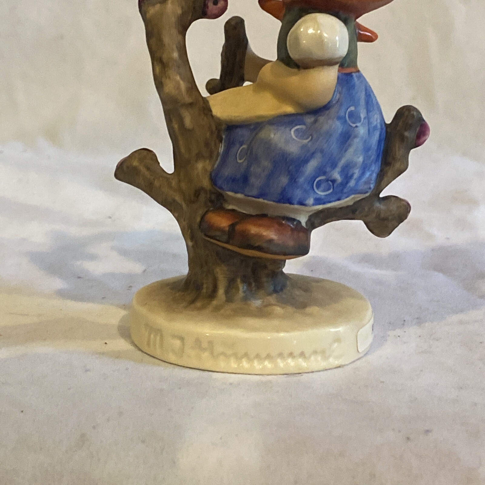 “Apple Tree Girl” Goebel Hummel Figurine TMK5 #141 3/0 4 1/8” Tall