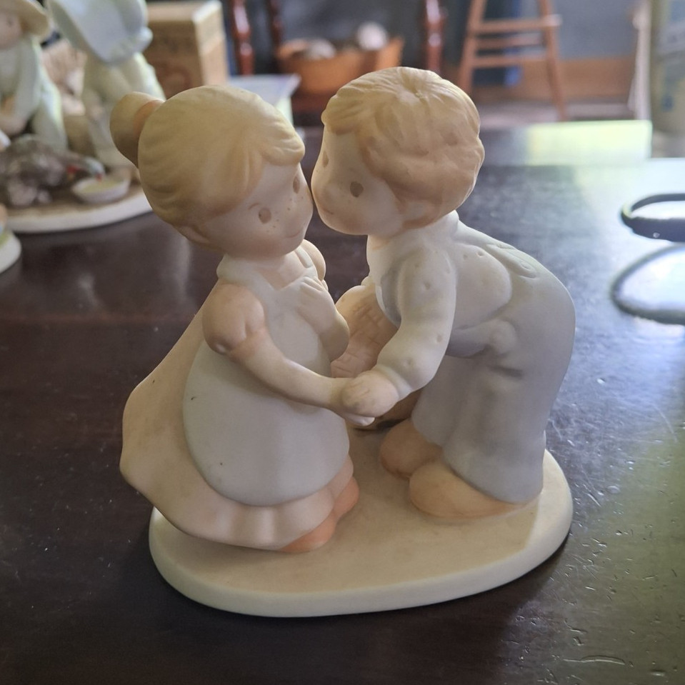 Masterpiece Circle of Friends “First Kiss” Porcelain Figurine (1991)
