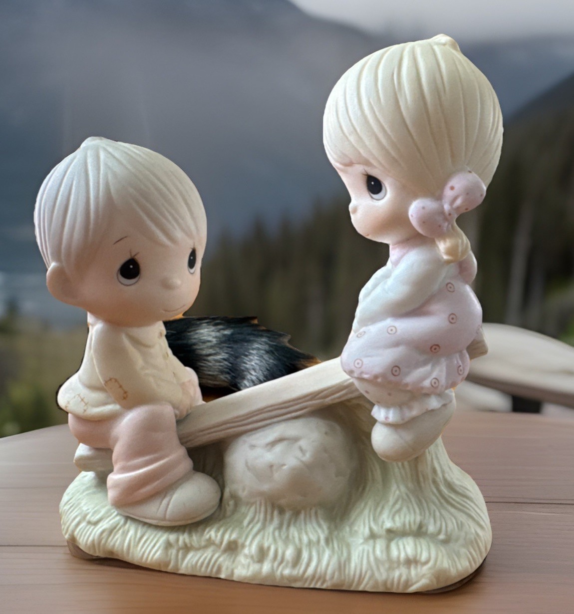 Jonathan & David Porcelain Figurine 1978 Love Lifted Me Children Matte Finish