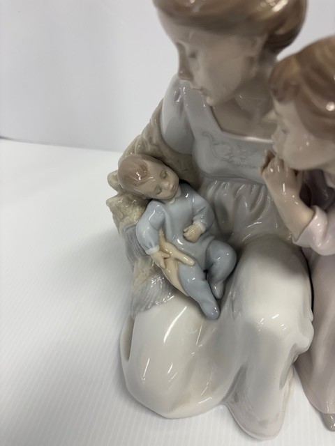 Lladro Porcelain Figurine “Welcome to the Family” #6939 9”H *READ*