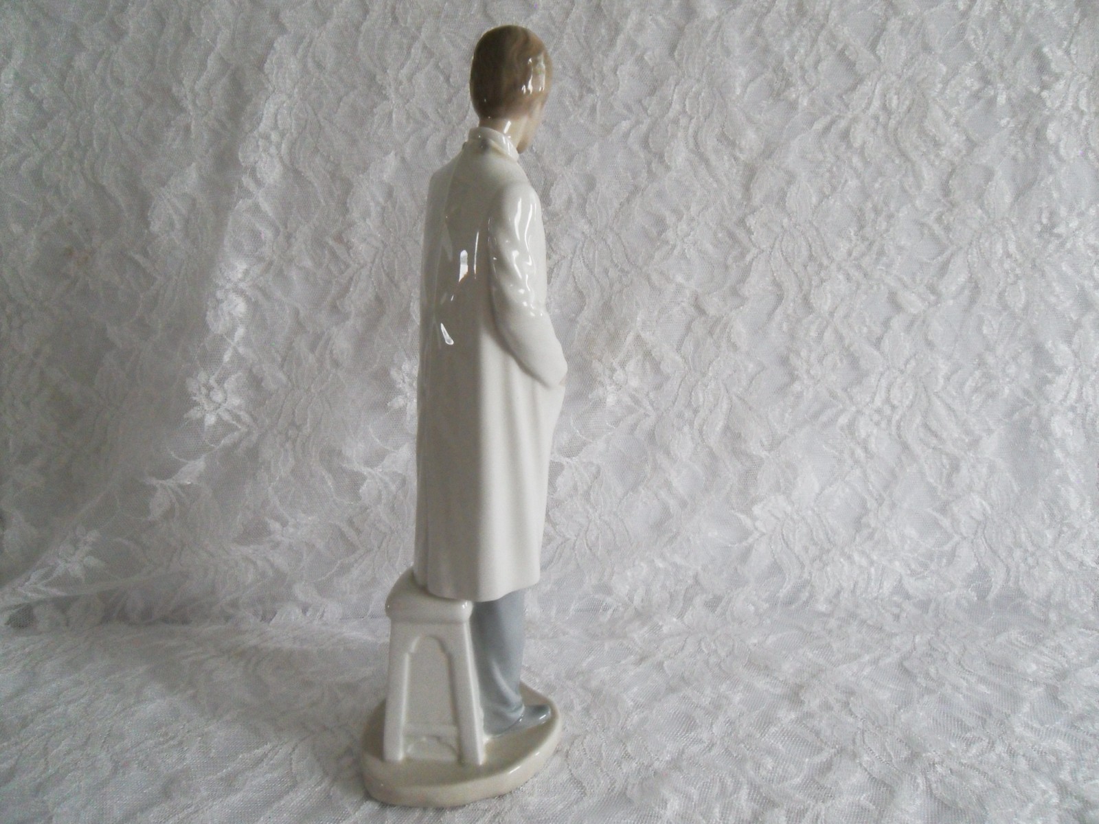 NAO PORCELAIN FIGURINE BY LLADRO 1979 “MALE DOCTOR”