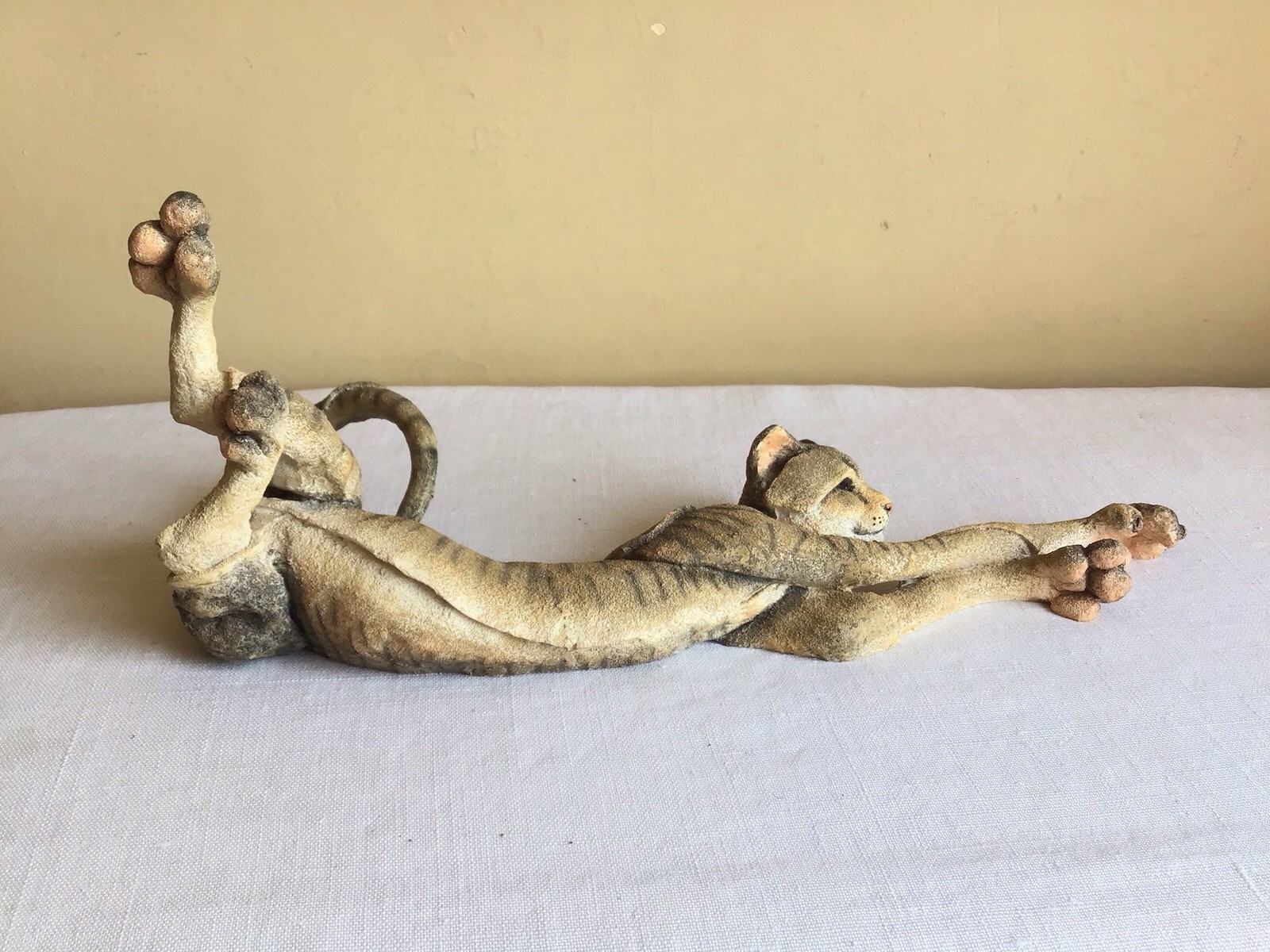 2002 Country Artists A Breed Apart Cleo Brown Laying Playful Resin Figurine