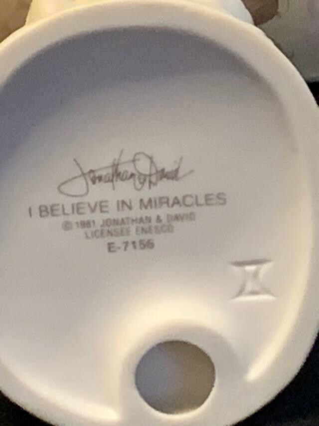 PRECIOUS MOMENTS E-7156 I BELIEVE IN MIRACLES 1981 J&D-CHILD’S WISH ORGANIZATION
