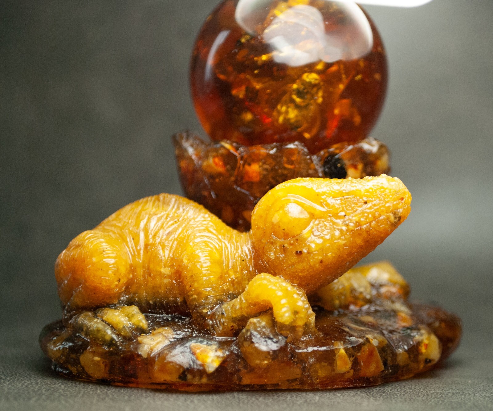 Baltic Amber Dinosaur and Amber Egg with inclusion Bee – Wholesale