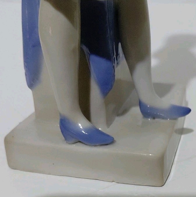 Vintage Suzette Lady Demonstrator Series 1 Tupperware Porcelain Figurine 8.5 IN