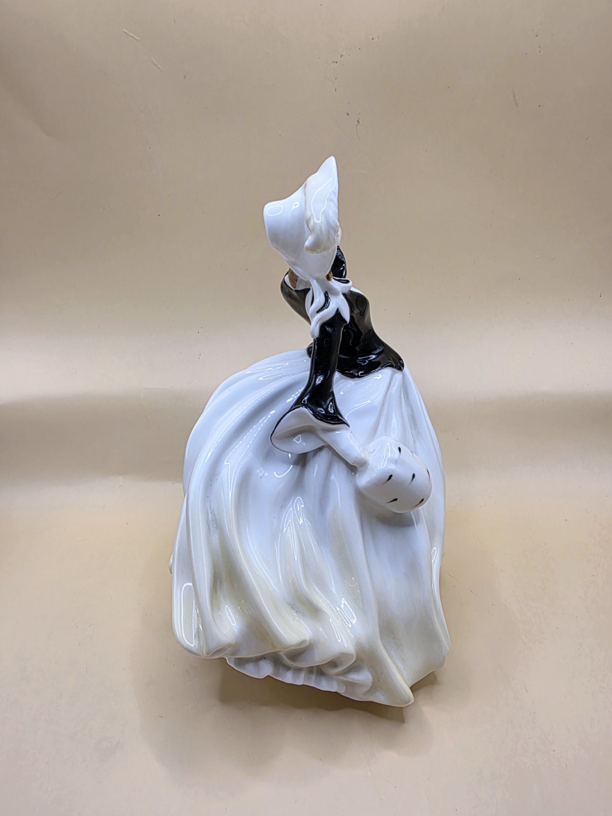 Vintage Royal Doulton “Autumn Breezes” Figurine HN 2147 — Rare Black & White