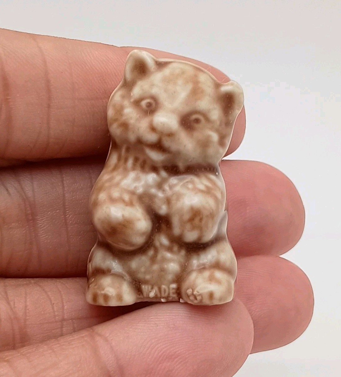 Wade Whimsies Bear Cub, Vintage , Beige Front Made in England. 1.25″ Tall