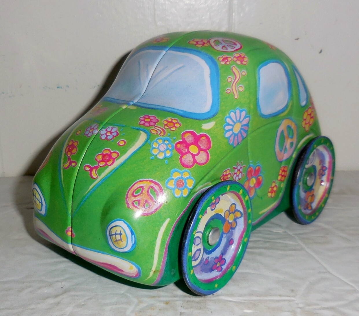 VINTAGE LOVE BUG BEETLE CAR HIPPIE LOOKING TIN DESIGN NR