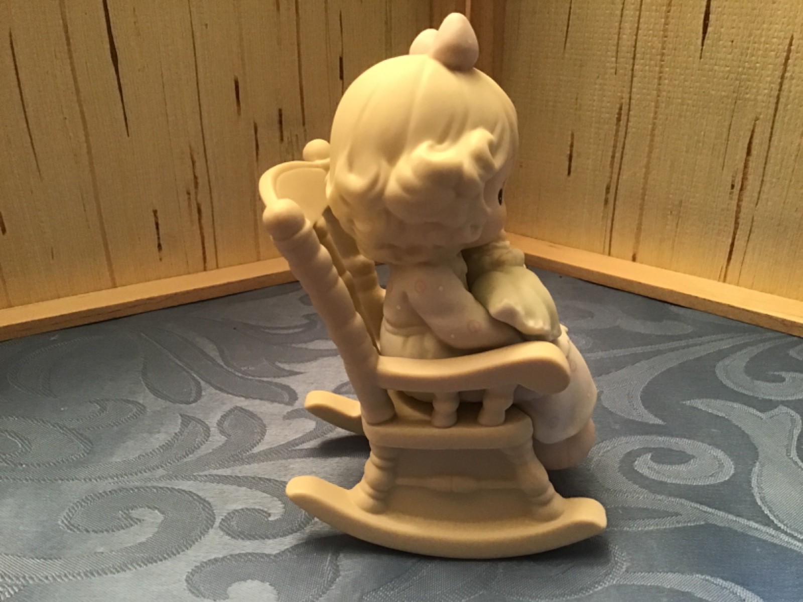 Precious Moments figurine collectable “Love Never Leaves A Mothers Arms” 523941